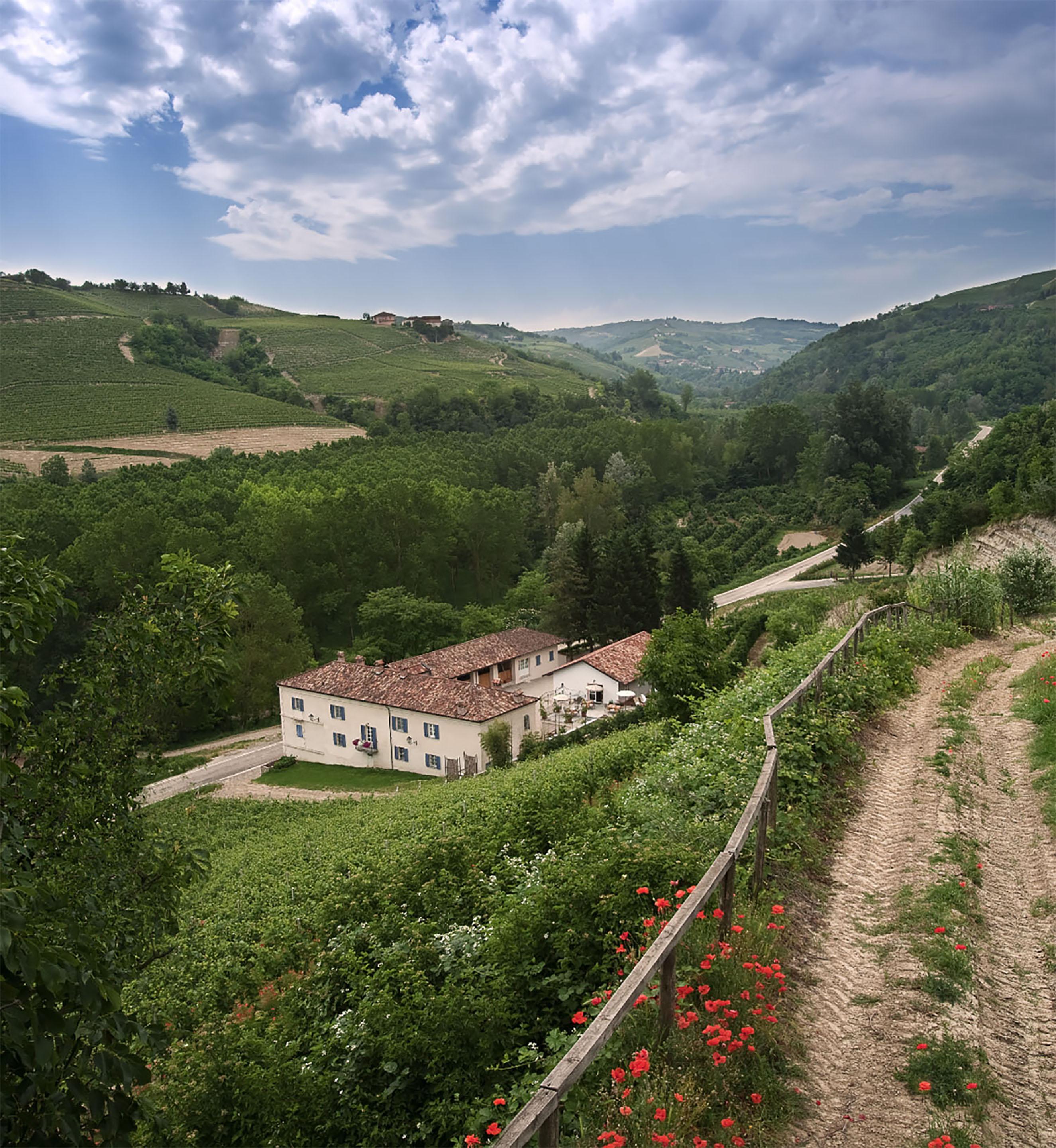 Marcarini Agriturismo Neviglie Bagian luar foto