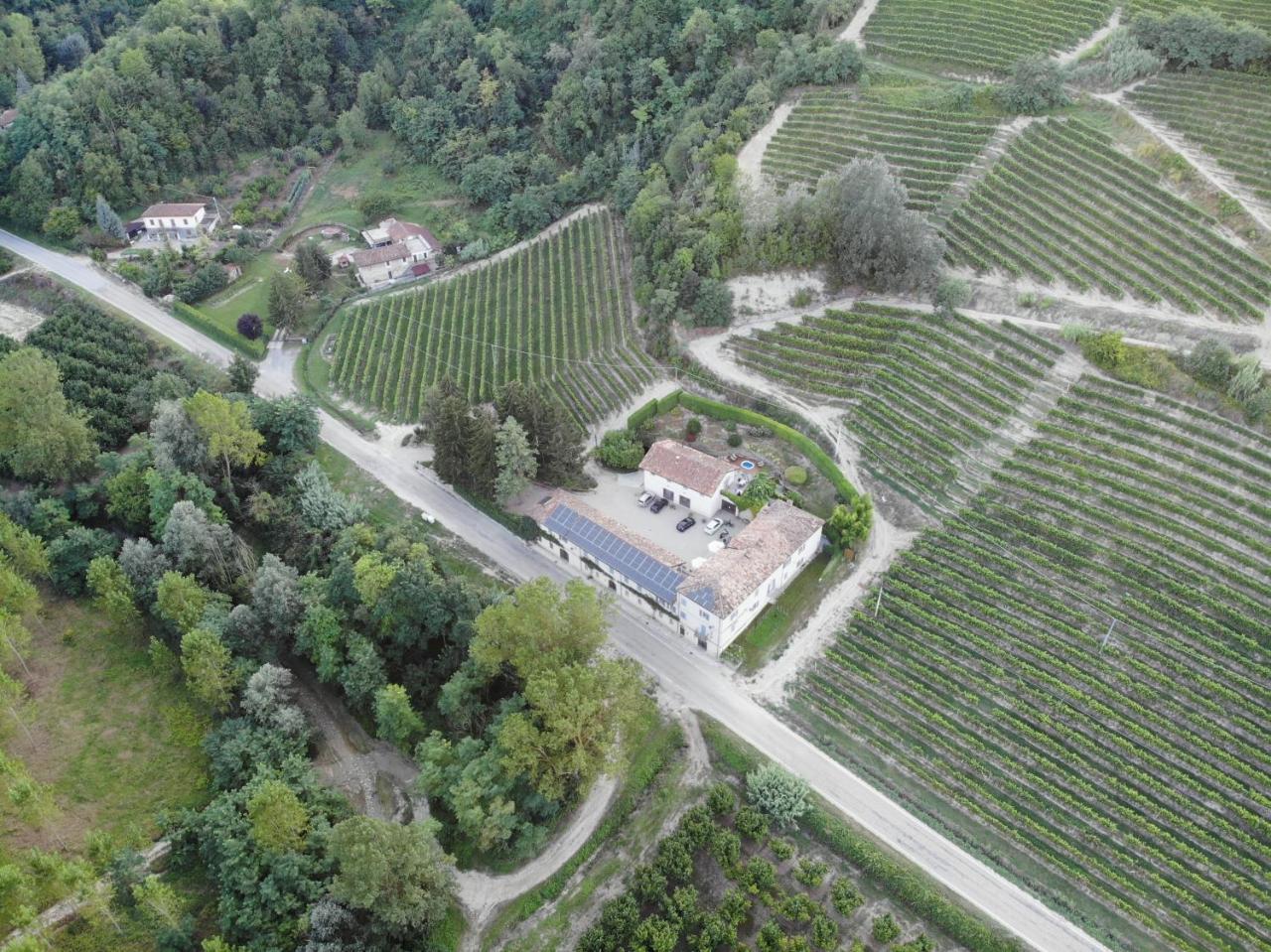Marcarini Agriturismo Neviglie Bagian luar foto
