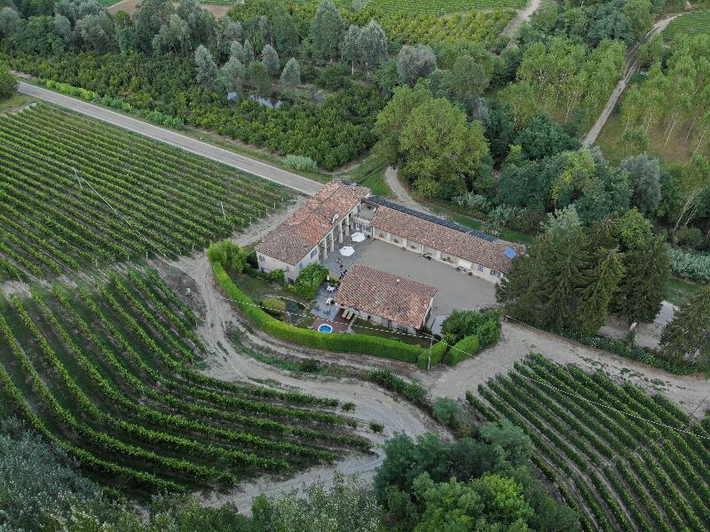 Marcarini Agriturismo Neviglie Bagian luar foto